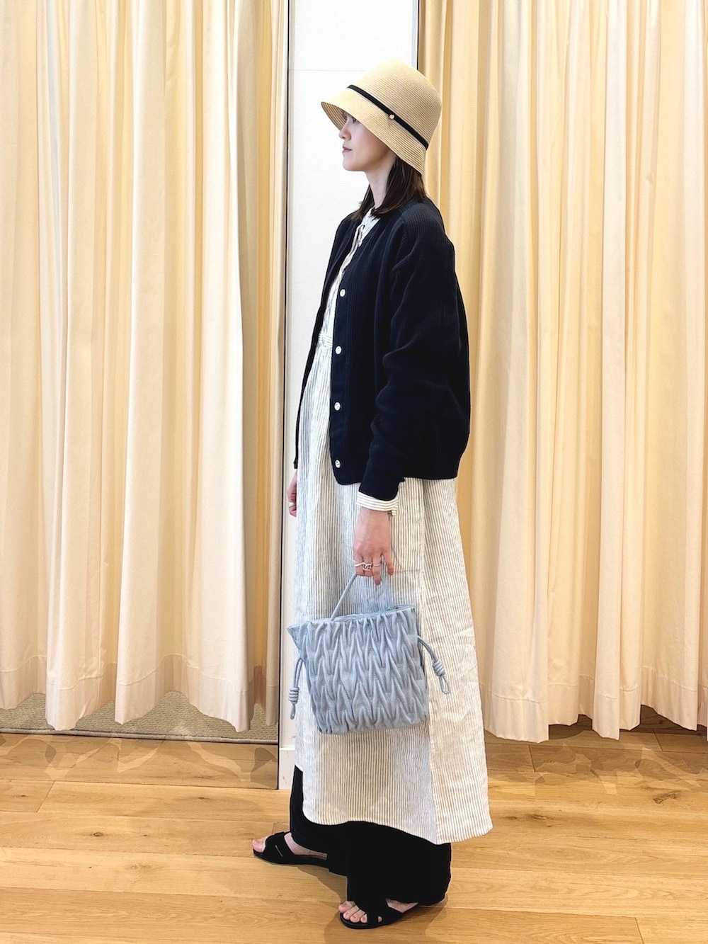 ブルー系のハンドバッグ、その他のワンピース、ブルー系のカーディガン/ボレロを着用したレディースの春コーディネートの2枚目の写真