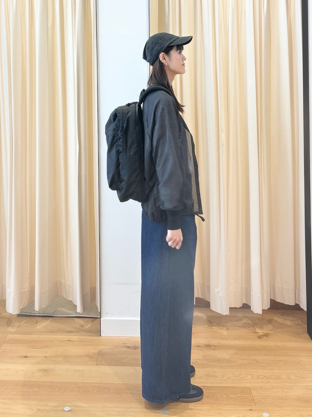 「EKALのシアーブラウスカーディガン（カーディガン/ボレロ、ブラック系）」を使った、murayamaさん（レディース・170cm）の秋コーディネートの3枚目の写真
