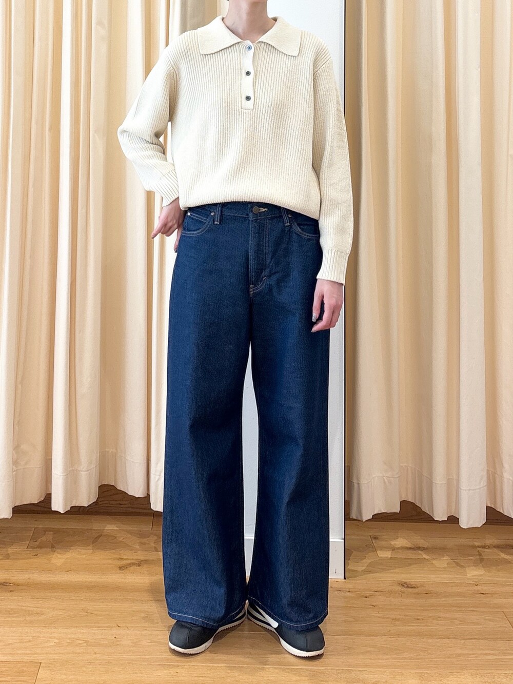 ホワイト系のニット/セーター、ブルー系のデニムパンツを着用したレディースの冬コーディネートの5枚目の写真