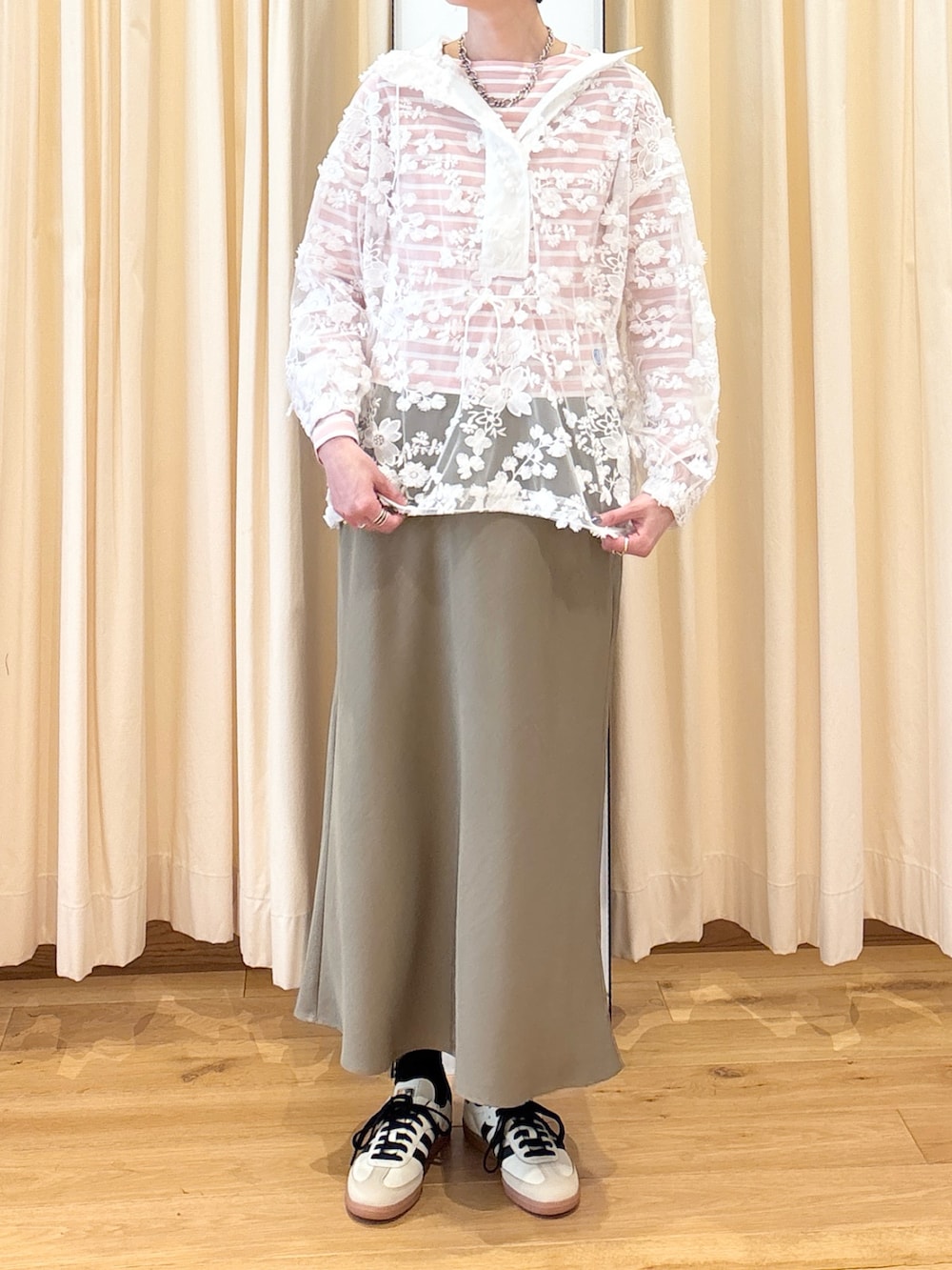 ベージュ系のスニーカー、ホワイト系のパーカー、ピンク系のTシャツ/カットソーを着用したレディースの春コーディネートの4枚目の写真