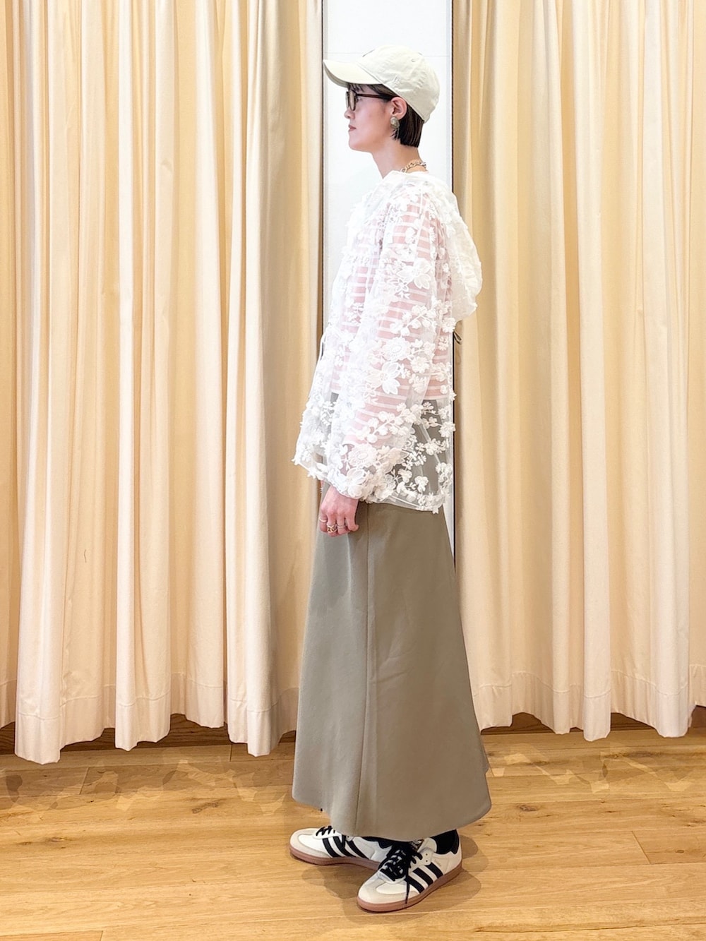 ベージュ系のスニーカー、ホワイト系のパーカー、ピンク系のTシャツ/カットソーを着用したレディースの春コーディネートの2枚目の写真