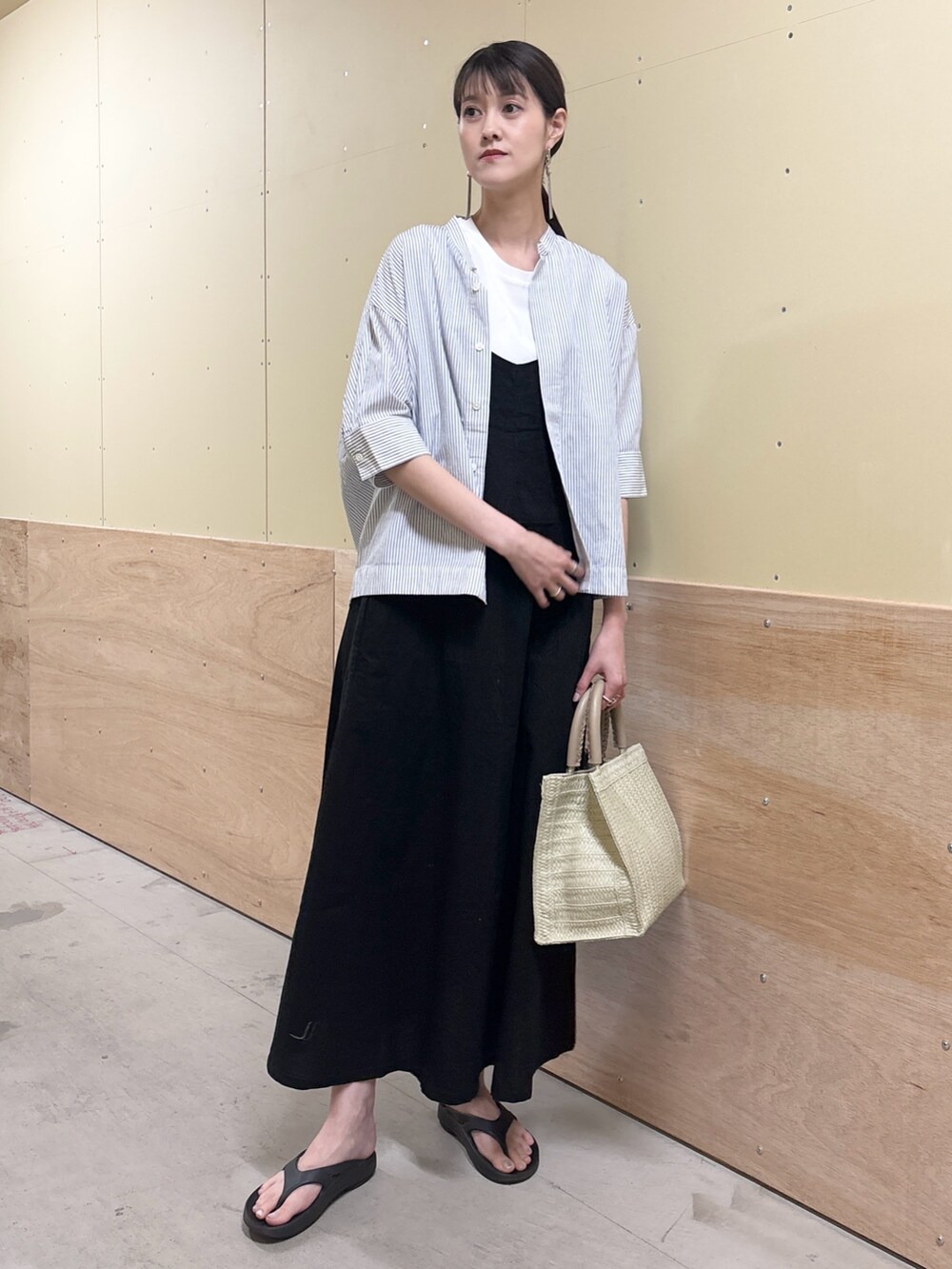 ブラック系のワンピース、ホワイト系のTシャツ/カットソー、ブルー系のシャツ/ブラウスを着用したレディースの春コーディネートの6枚目の写真