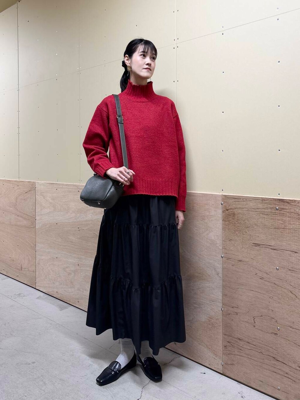 ブラック系のローファー、グリーン系のショルダーバッグ、ブラック系のブルゾンを着用したレディースの冬コーディネートの4枚目の写真