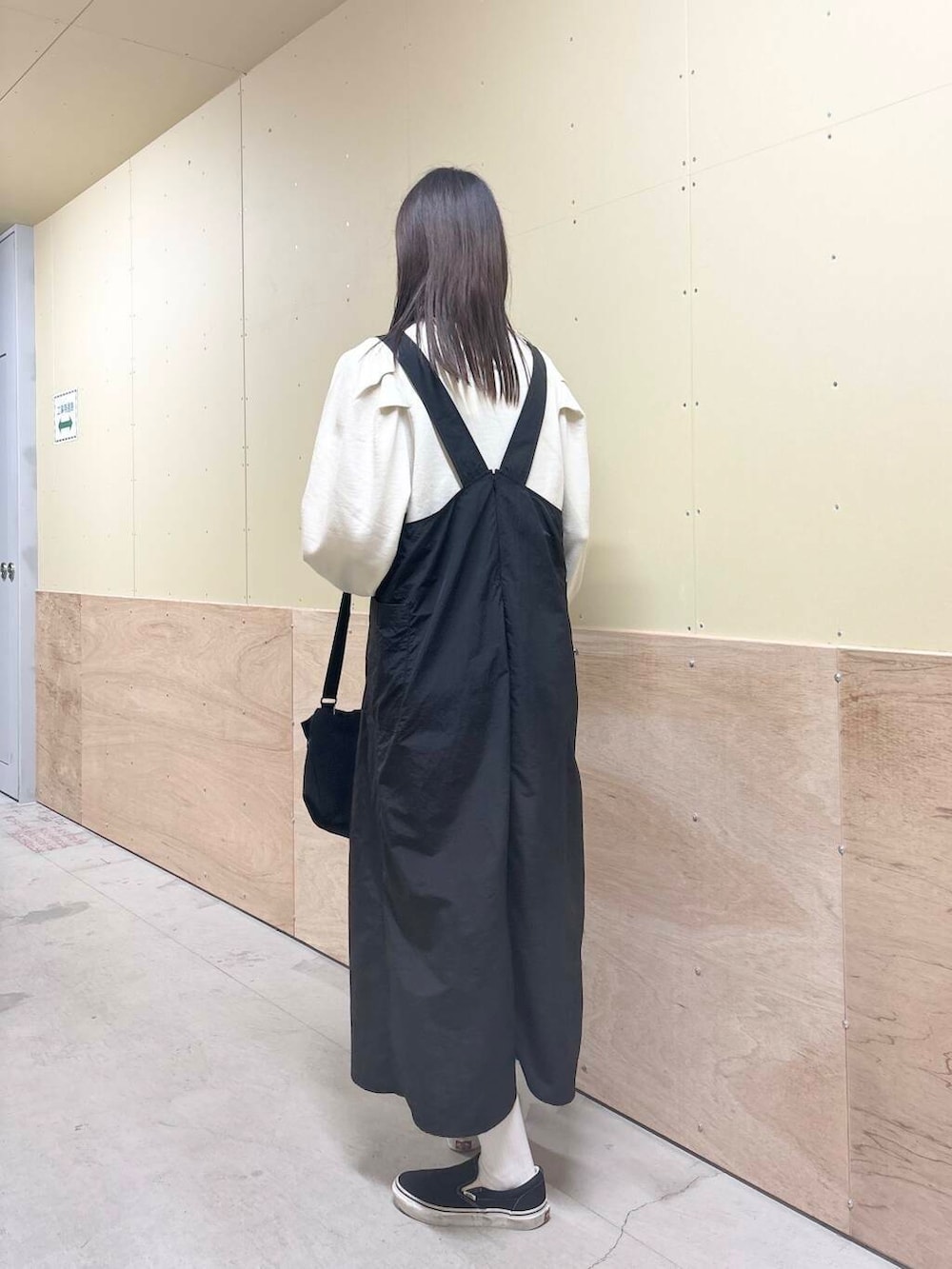 グリーン系のベスト、ブラック系のワンピース、ベージュ系のTシャツ/カットソーを着用したレディースの秋コーディネートの7枚目の写真