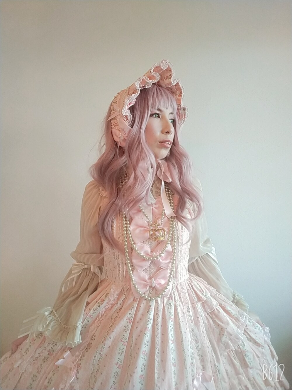 ベージュ系のシャツ/ブラウス、ピンク系のワンピース、ピンク系のシューズを着用したレディースの冬コーディネートの2枚目の写真