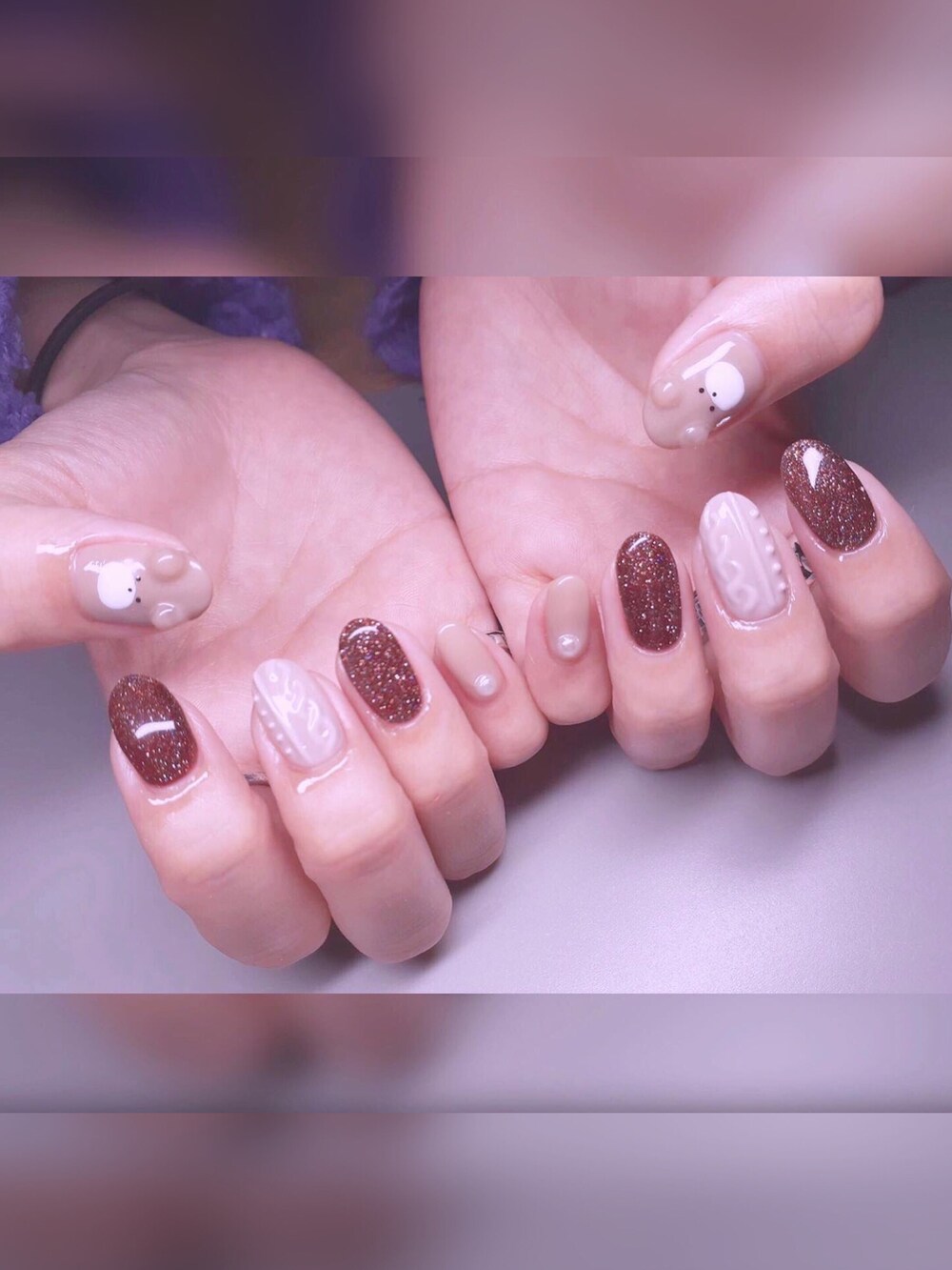 その他のマニキュア/ジェルネイルを着用したレディースの冬コーディネートの2枚目の写真