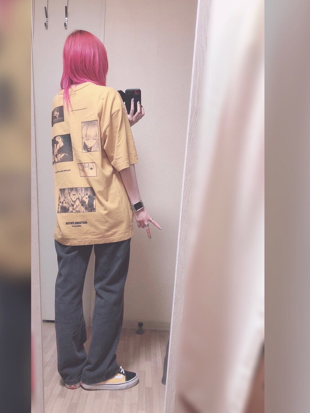 イエロー系のTシャツ/カットソー、ブラック系のデニムパンツ、イエロー系のスニーカーを着用したレディースの夏コーディネートの2枚目の写真