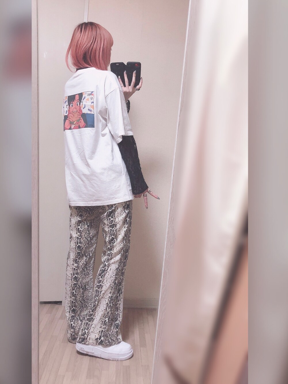 ブラック系のTシャツ/カットソー、ホワイト系のTシャツ/カットソー、その他のパンツを着用したレディースの秋コーディネートの2枚目の写真