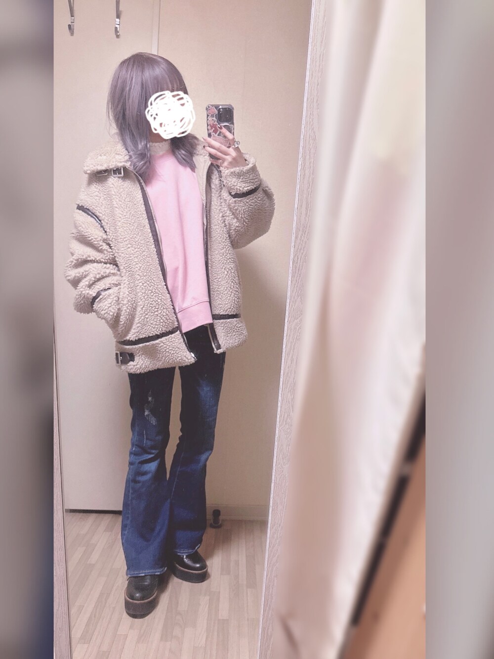 ホワイト系のTシャツ/カットソー、ピンク系のスウェット、ブルー系のデニムパンツを着用したレディースの冬コーディネートの2枚目の写真