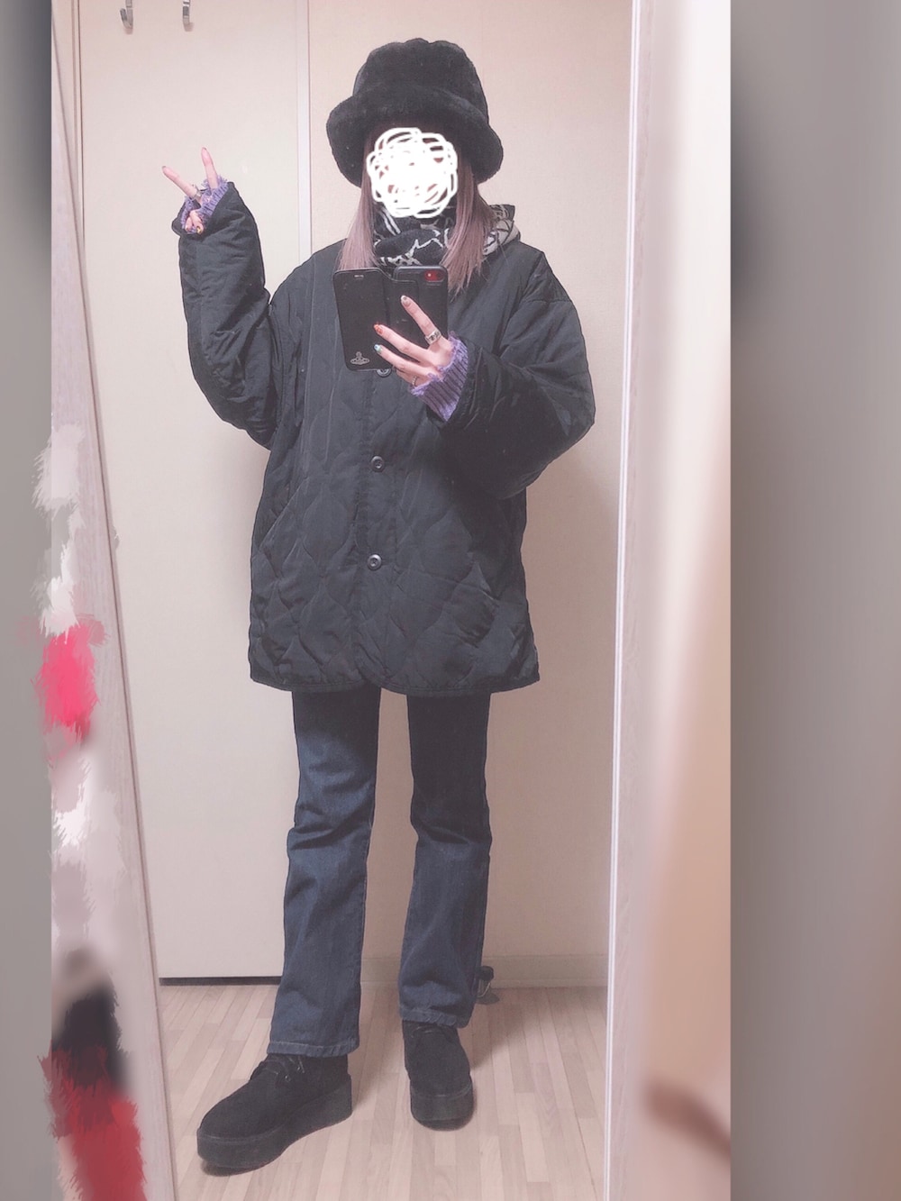 ブラック系のスウェット、パープル系のカーディガン/ボレロ、ブルー系のデニムパンツを着用したレディースの冬コーディネートの2枚目の写真