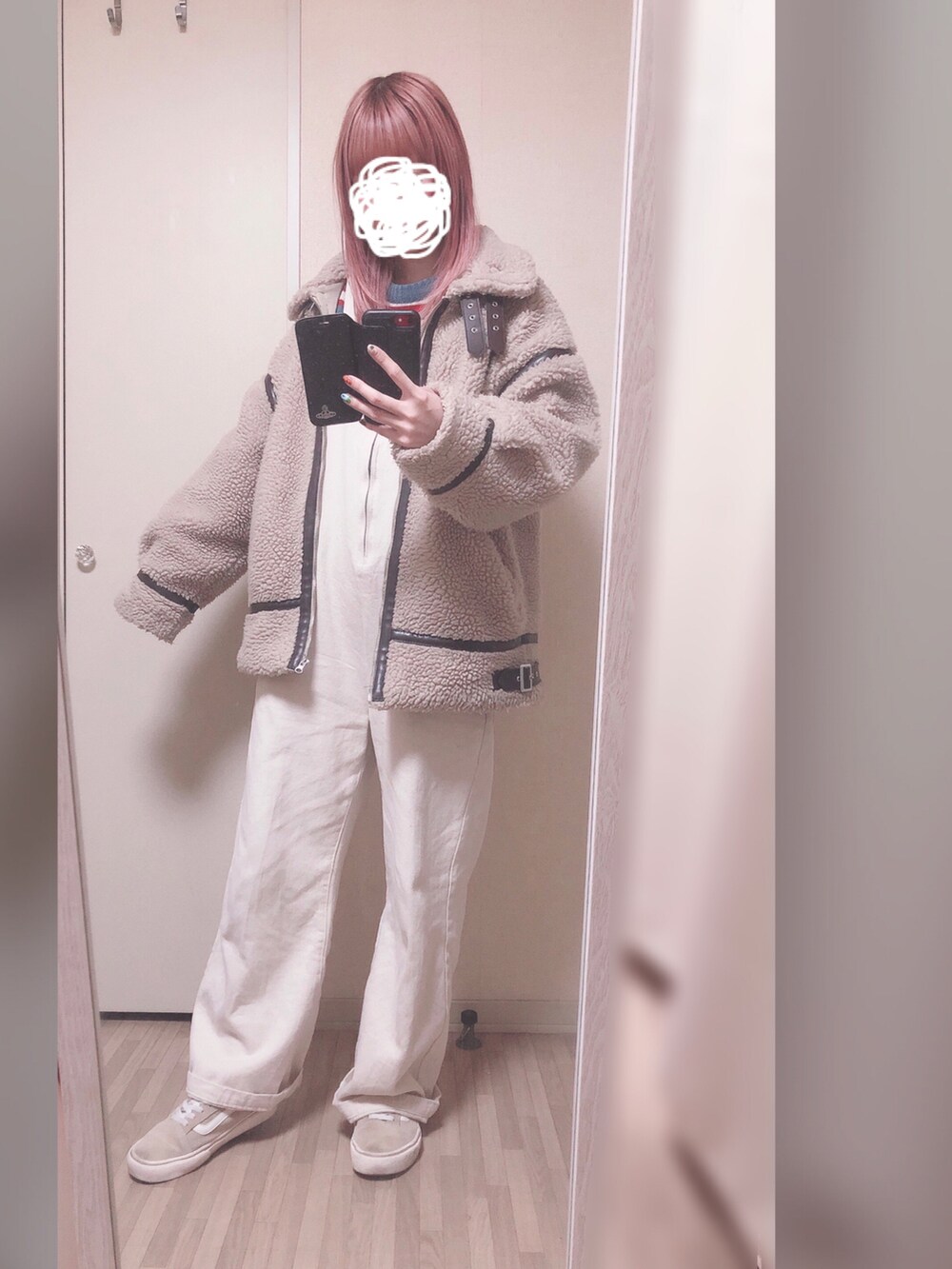 ブルー系のニット/セーター、ホワイト系のサロペット/オーバーオール、ベージュ系のブルゾンを着用したレディースの冬コーディネートの2枚目の写真