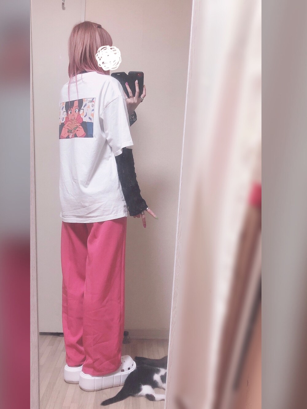 ブラック系のTシャツ/カットソー、ホワイト系のTシャツ/カットソー、ピンク系のパンツを着用したレディースの夏コーディネートの2枚目の写真