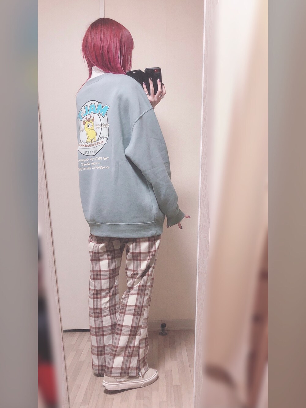 ホワイト系のTシャツ/カットソー、グリーン系のスウェット、ベージュ系のスラックスを着用したレディースの冬コーディネートの2枚目の写真