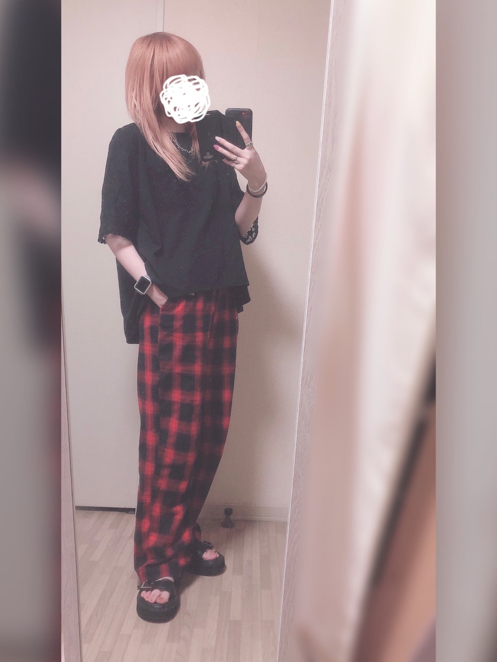 ブラック系のTシャツ/カットソー、レッド系のその他パンツ、ブラック系のサンダルを着用したレディースの夏コーディネートの2枚目の写真