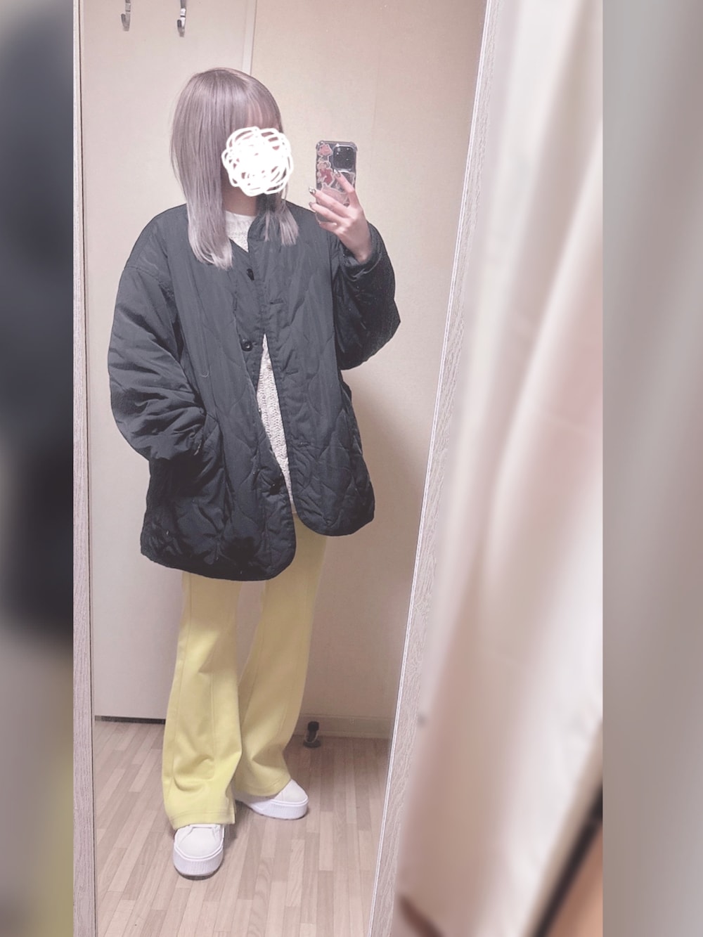 ホワイト系のタンクトップ、ベージュ系のニット/セーター、イエロー系のその他パンツを着用したレディースの冬コーディネートの2枚目の写真