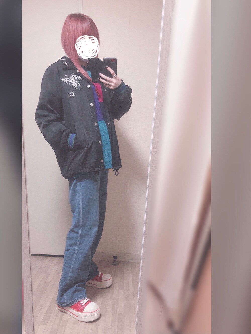 その他のニット/セーター、ブルー系のデニムパンツ、レッド系のスニーカーを着用したレディースの春コーディネートの2枚目の写真