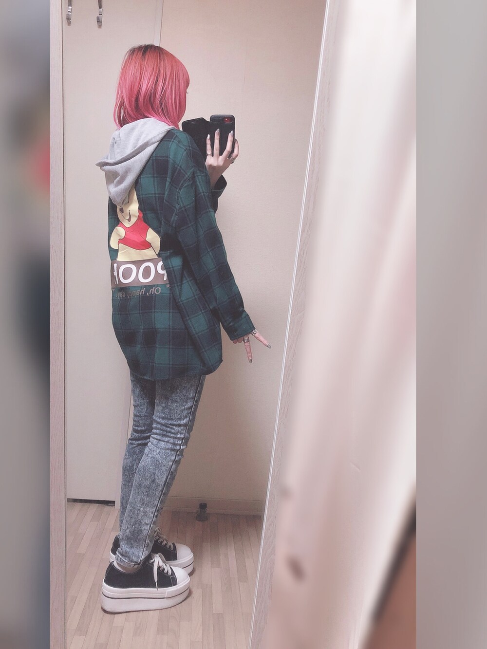 グリーン系のシャツ/ブラウス、ブルー系のデニムパンツ、ブラック系のスニーカーを着用したレディースの秋コーディネートの2枚目の写真