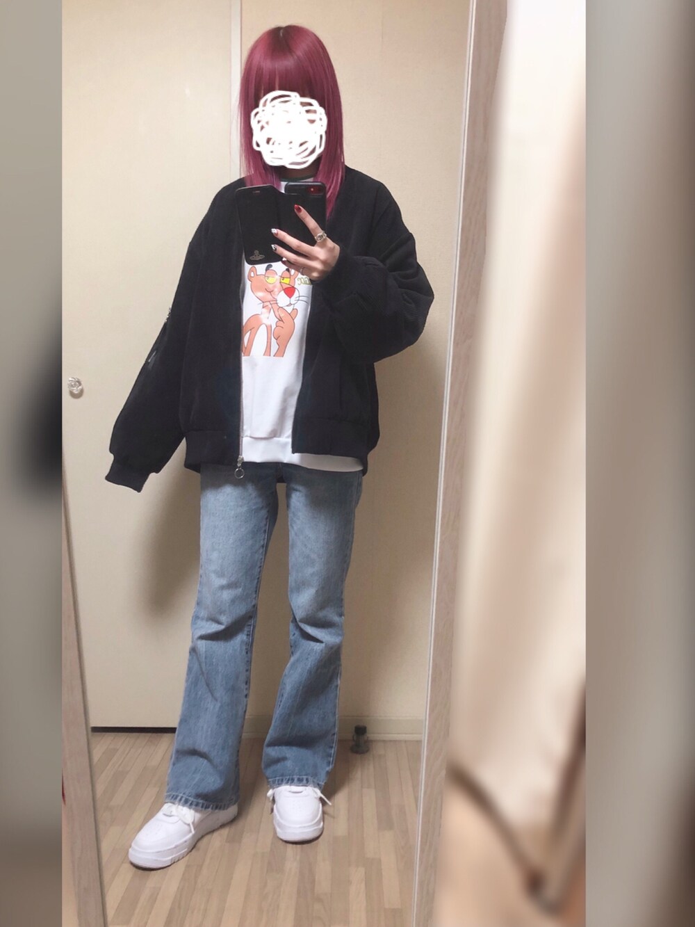 「メンズライク、ピンクパンサー、フレアデニム、MA-1、エアフォースワン、ホワイトスニーカー、古着、レトロガール、グレイル、ナイキ」｜「古着のアイテム（スウェット、ホワイト系）」を使った、「 ねむる 」さん（レディース・156cm）の秋コーディネートの2枚目の写真
