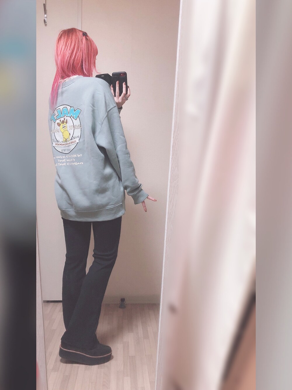 ホワイト系のトップス、グリーン系のスウェット、ブラック系のパンツを着用したレディースの秋コーディネートの2枚目の写真