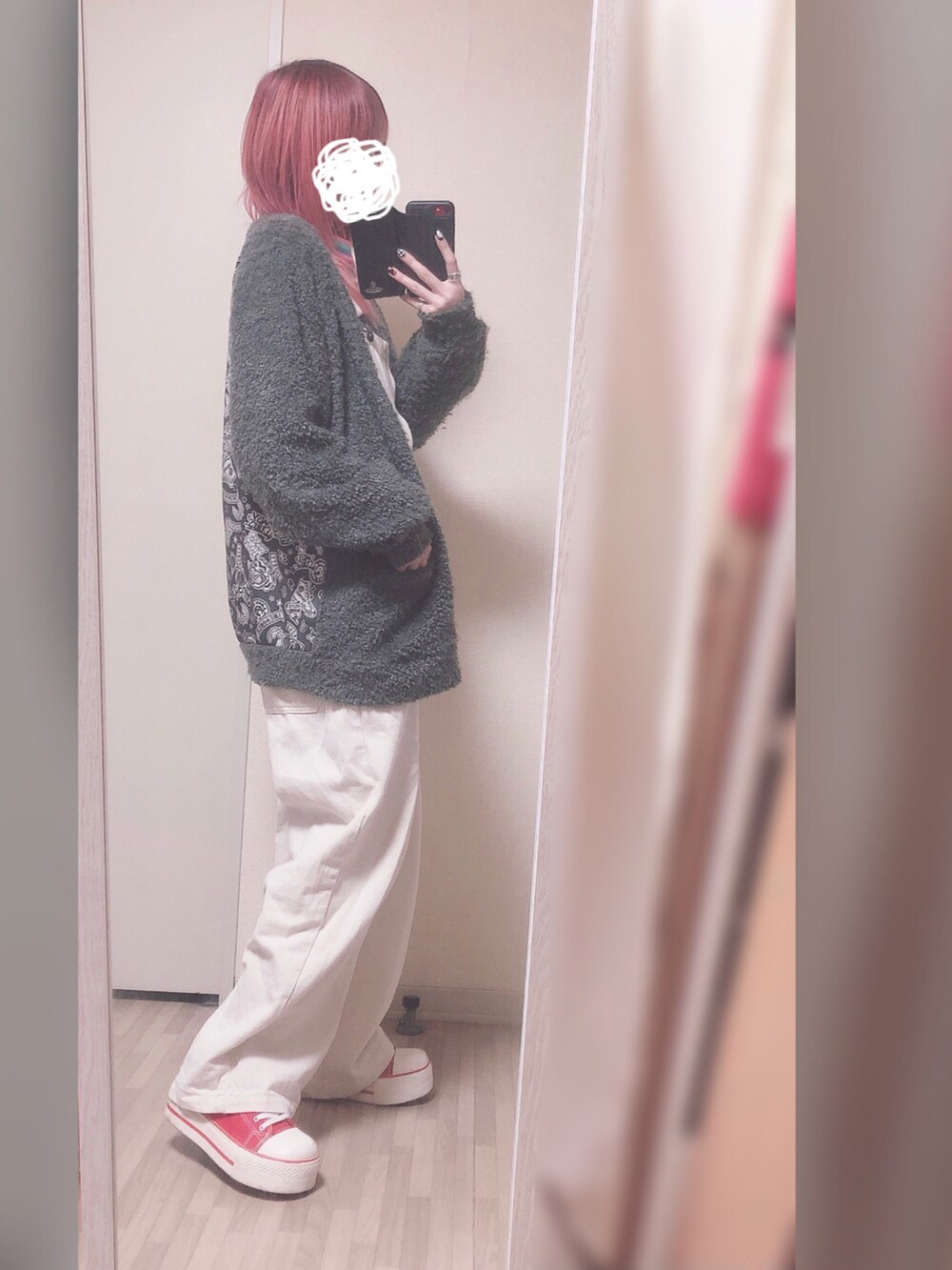 その他のスウェット、ホワイト系のサロペット/オーバーオール、レッド系のスニーカーを着用したレディースの春コーディネートの2枚目の写真