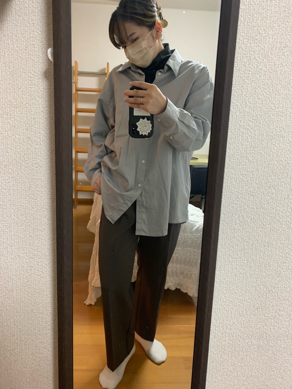 ブルー系のシャツ/ブラウス、グレー系のTシャツ/カットソー、グレー系のパンツを着用したレディースの秋コーディネートの2枚目の写真