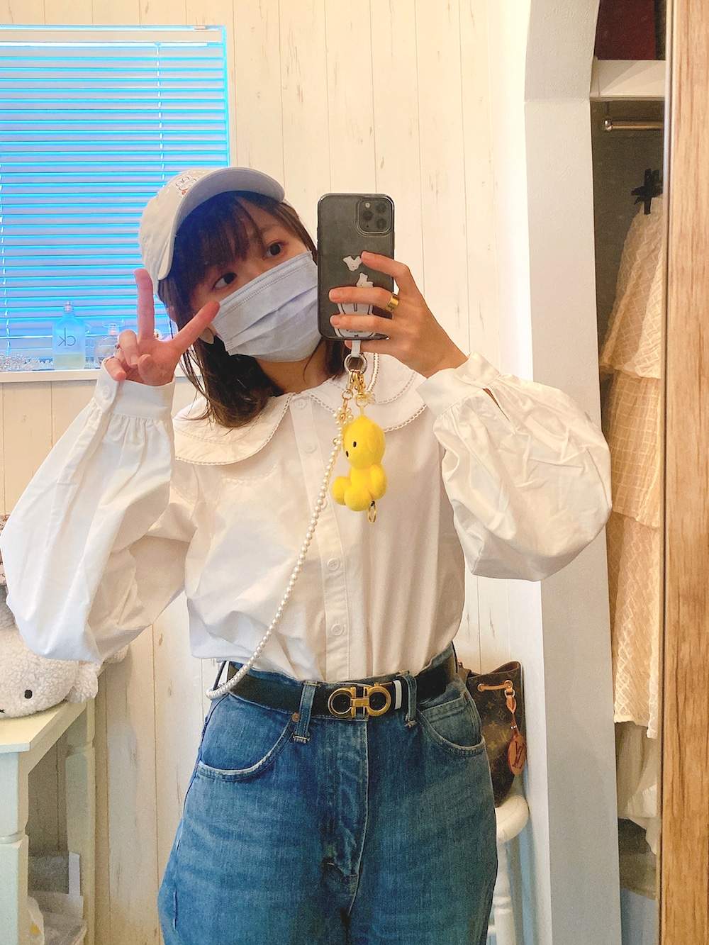 ホワイト系のシャツ/ブラウス、ブルー系のデニムパンツ、ベージュ系のスニーカーを着用したレディースの秋コーディネートの3枚目の写真