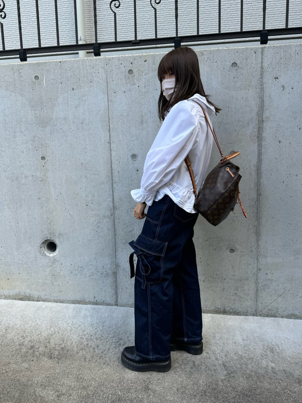 ホワイト系のシャツ/ブラウス、ブルー系のデニムパンツ、ブラック系のドレスシューズを着用したレディースの春コーディネートの2枚目の写真