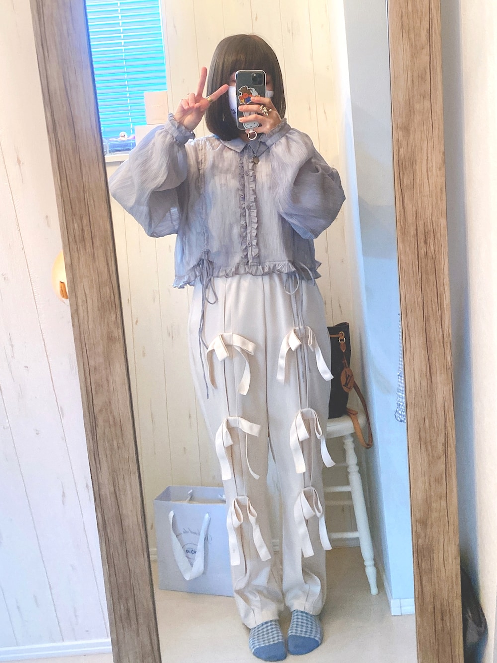 ブルー系のシャツ/ブラウス、ホワイト系のその他パンツ、ホワイト系のTシャツ/カットソーを着用したレディースの春コーディネートの2枚目の写真