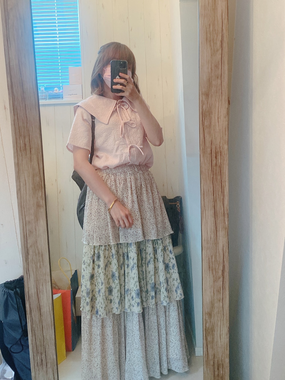 ホワイト系のスカート、ピンク系のシャツ/ブラウス、グレー系のマザーズバッグを着用したレディースの夏コーディネートの2枚目の写真