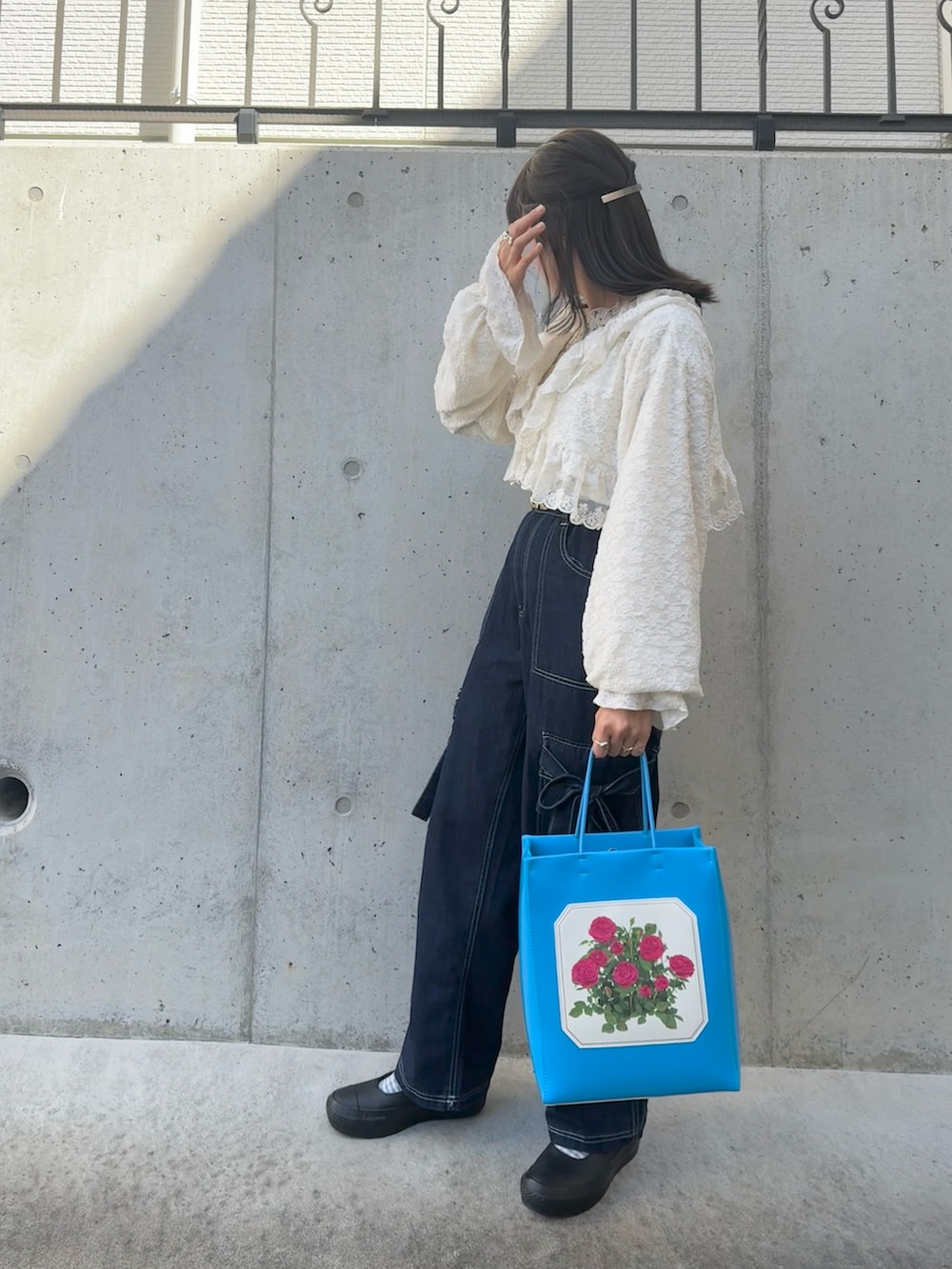 ホワイト系のシャツ/ブラウス、ホワイト系のTシャツ/カットソー、ブラック系のスニーカーを着用したレディースの秋コーディネートの2枚目の写真