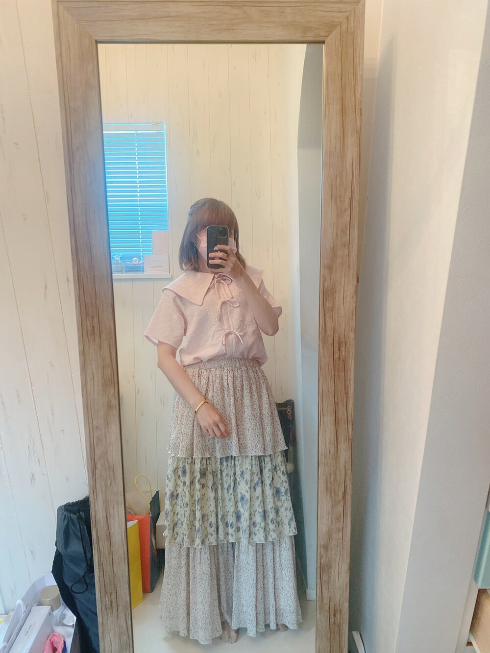 ホワイト系のスカート、ピンク系のシャツ/ブラウス、グレー系のマザーズバッグを着用したレディースの夏コーディネートの3枚目の写真