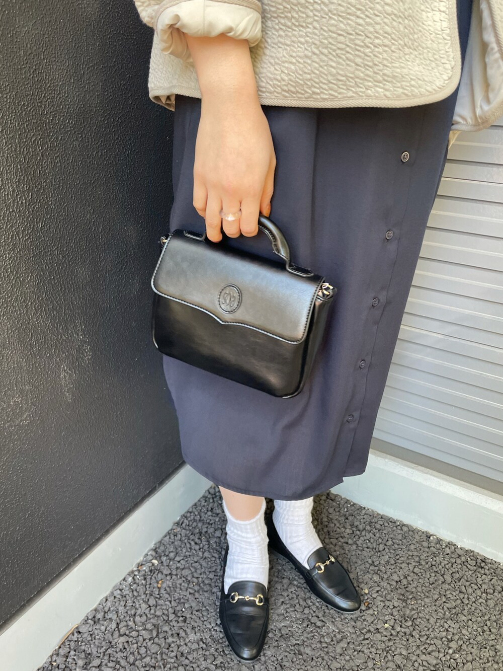 グレー系のノーカラージャケット、ブラック系のローファーを着用したレディースの冬コーディネートの4枚目の写真