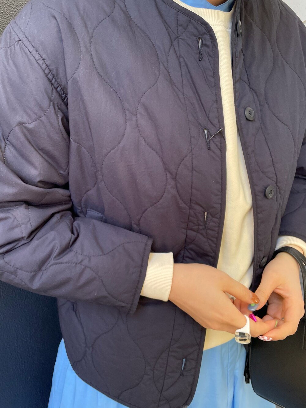 ブルー系のダウンジャケット/コート、ブルー系のワンピース、ホワイト系のスウェットを着用したレディースの冬コーディネートの4枚目の写真