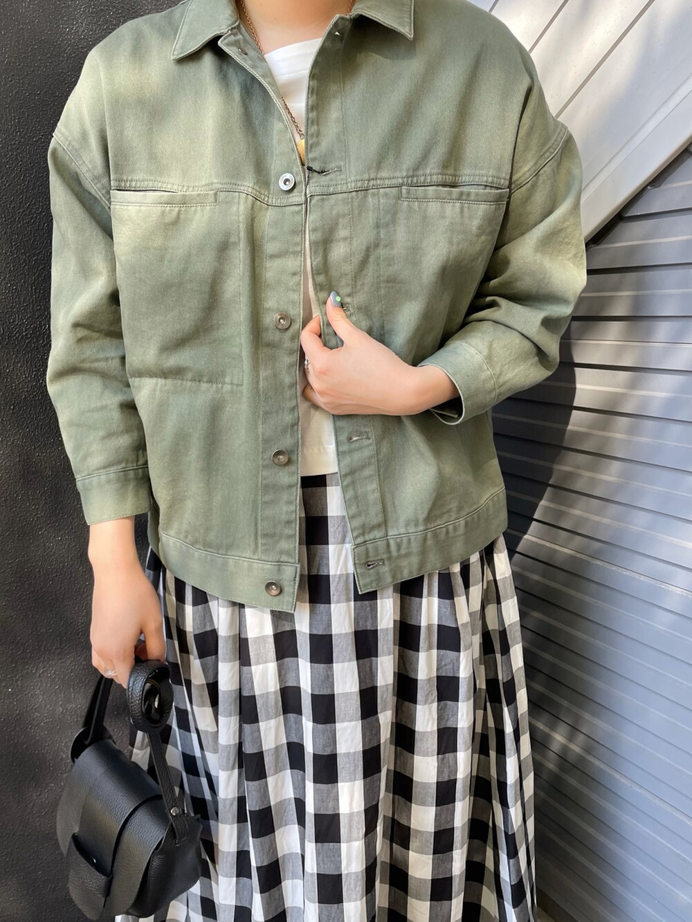 ブラック系のショルダーバッグ、ブラック系のローファー、その他のスカートを着用したレディースの冬コーディネートの4枚目の写真