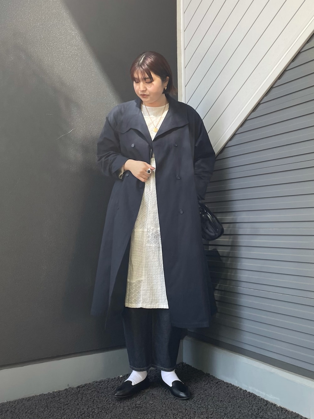 ブルー系のその他アウター、ホワイト系のワンピース、ブラック系のショルダーバッグを着用したレディースの冬コーディネートの2枚目の写真