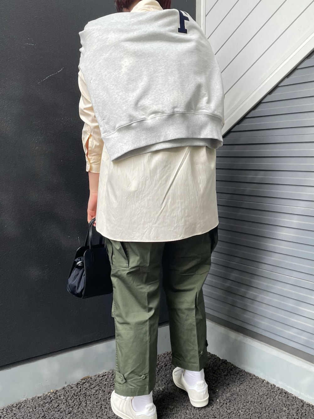 グリーン系のその他パンツ、ブラック系のショルダーバッグ、ホワイト系のスニーカーを着用したレディースの冬コーディネートの3枚目の写真