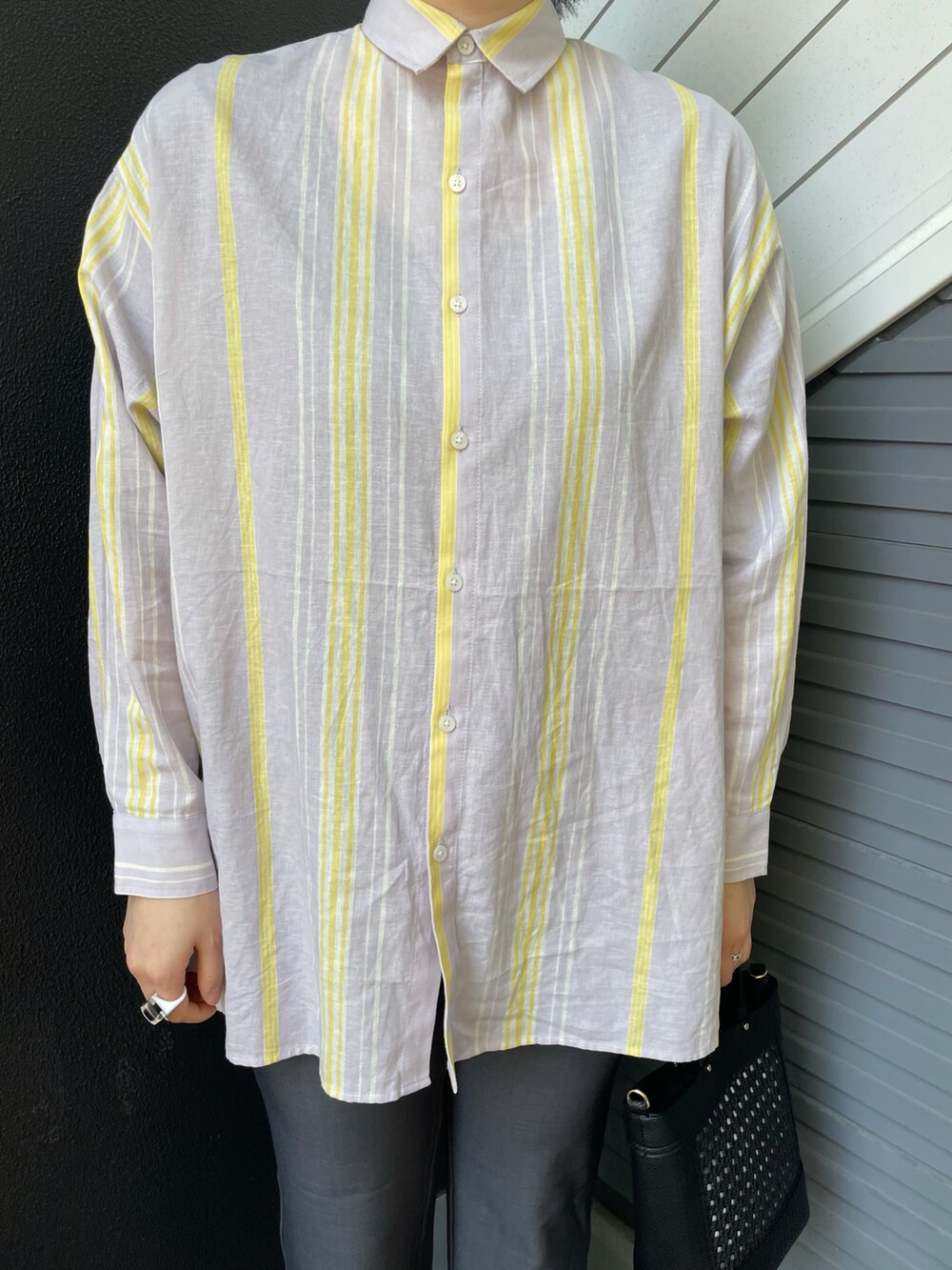 グレー系のその他パンツ、パープル系のシャツ/ブラウス、ブラック系のショルダーバッグを着用したレディースの春コーディネートの3枚目の写真