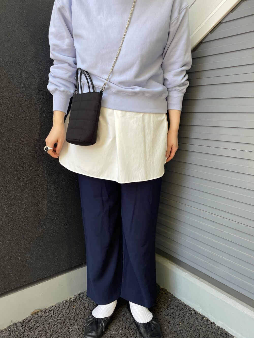 ブルー系のスウェット、ホワイト系のシャツ/ブラウス、ブルー系のその他パンツを着用したレディースの春コーディネートの3枚目の写真