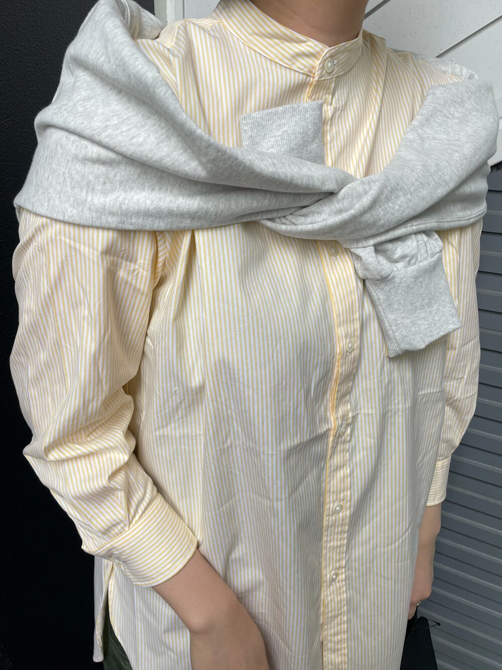 グリーン系のその他パンツ、ブラック系のショルダーバッグ、ホワイト系のスニーカーを着用したレディースの冬コーディネートの4枚目の写真