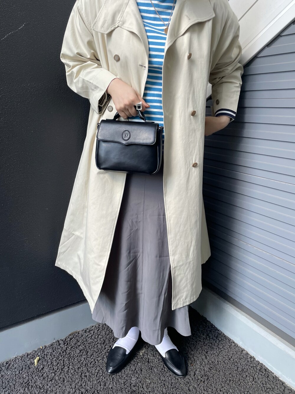 ホワイト系のジャケット/アウター、ホワイト系のTシャツ/カットソー、ブラック系のバッグを着用したレディースの冬コーディネートの2枚目の写真