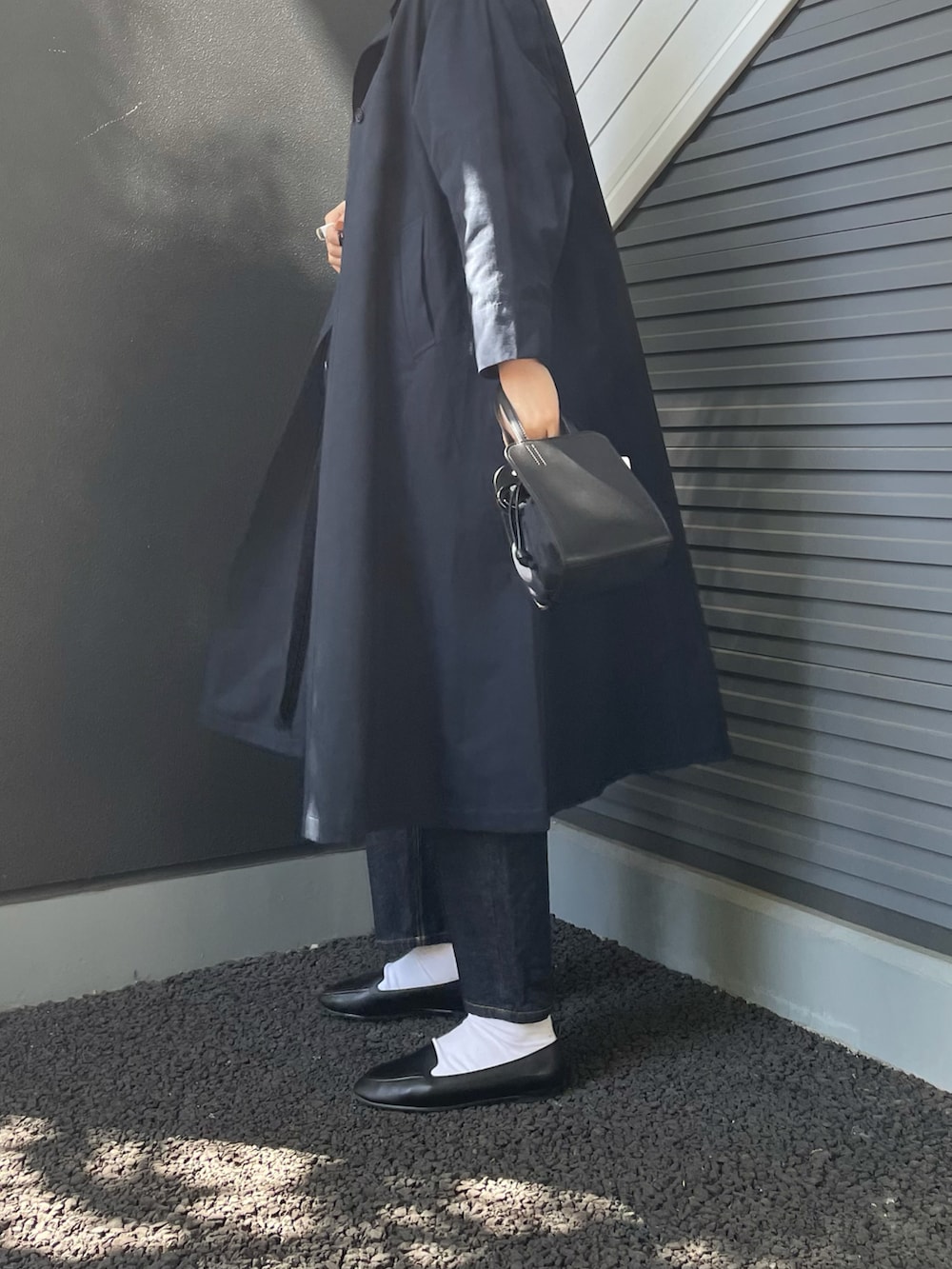 ブルー系のその他アウター、ホワイト系のワンピース、ブラック系のショルダーバッグを着用したレディースの冬コーディネートの3枚目の写真