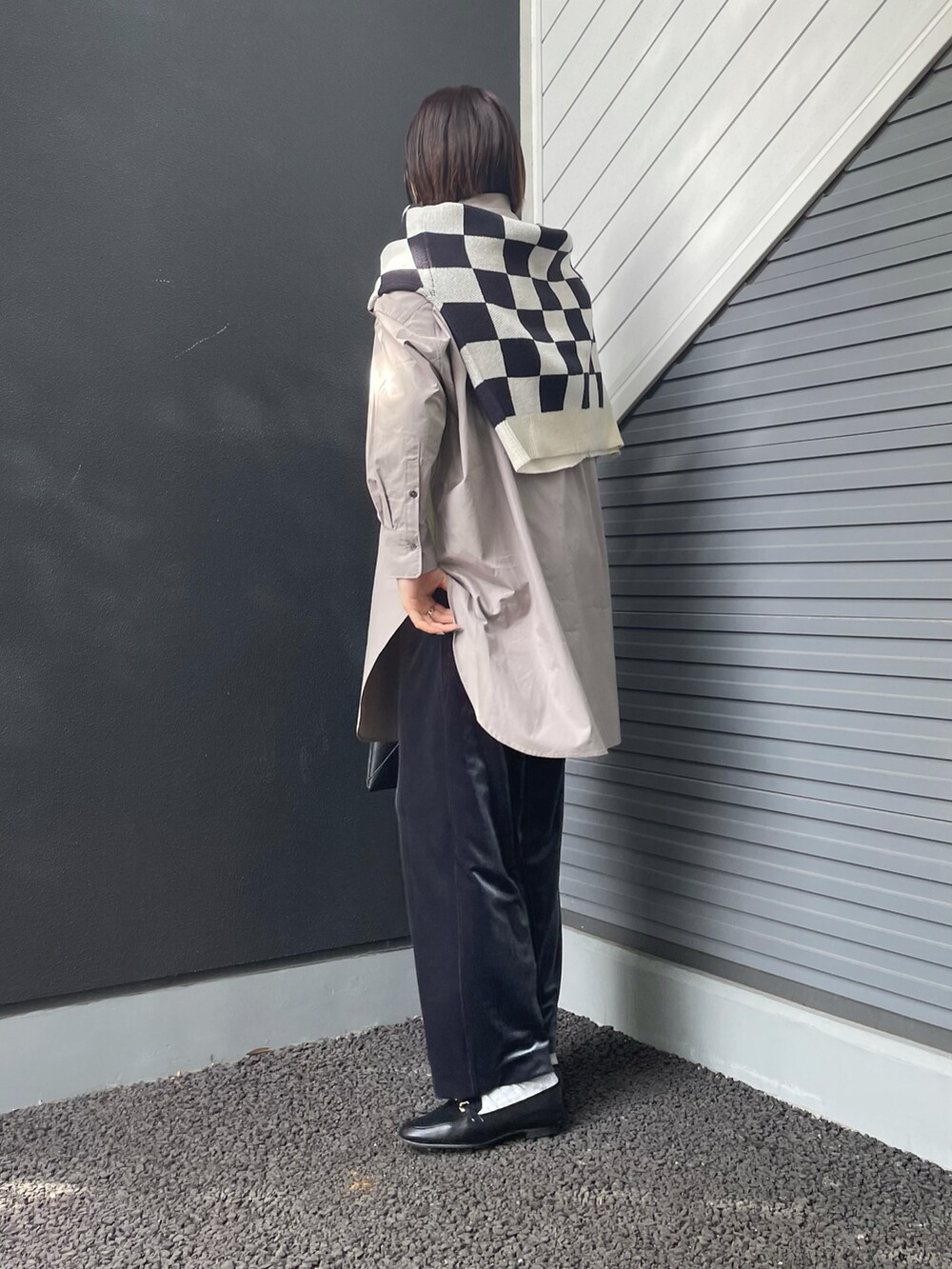 ブルー系のカーディガン/ボレロ、ベージュ系のシャツ/ブラウス、ブラック系のトートバッグを着用したレディースの冬コーディネートの2枚目の写真