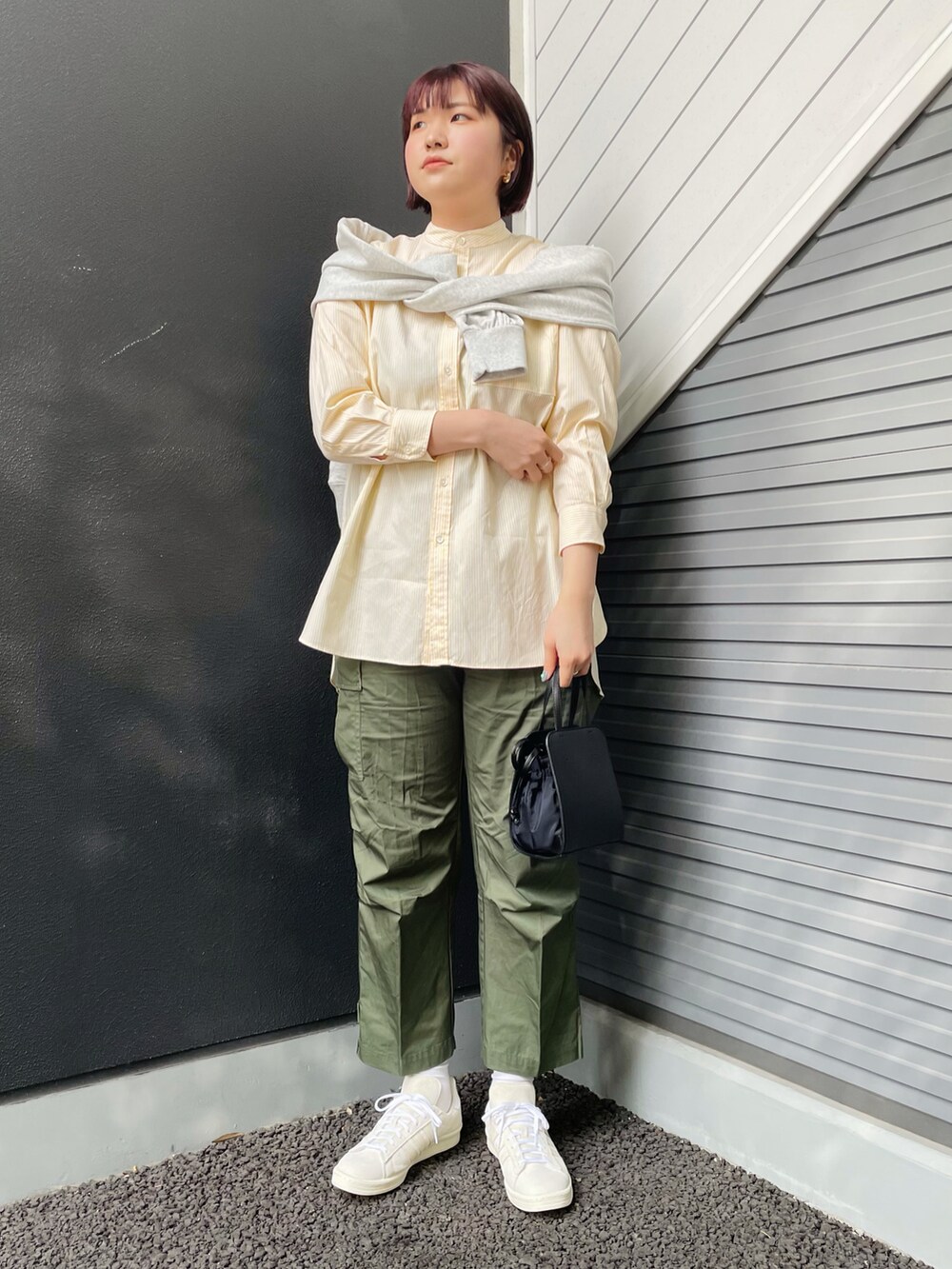 グリーン系のその他パンツ、ブラック系のショルダーバッグ、ホワイト系のスニーカーを着用したレディースの冬コーディネートの2枚目の写真