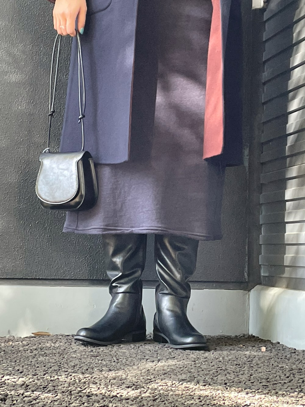 ブルー系のノーカラージャケット、ホワイト系のカーディガン/ボレロ、ブラック系のショルダーバッグを着用したレディースの冬コーディネートの4枚目の写真