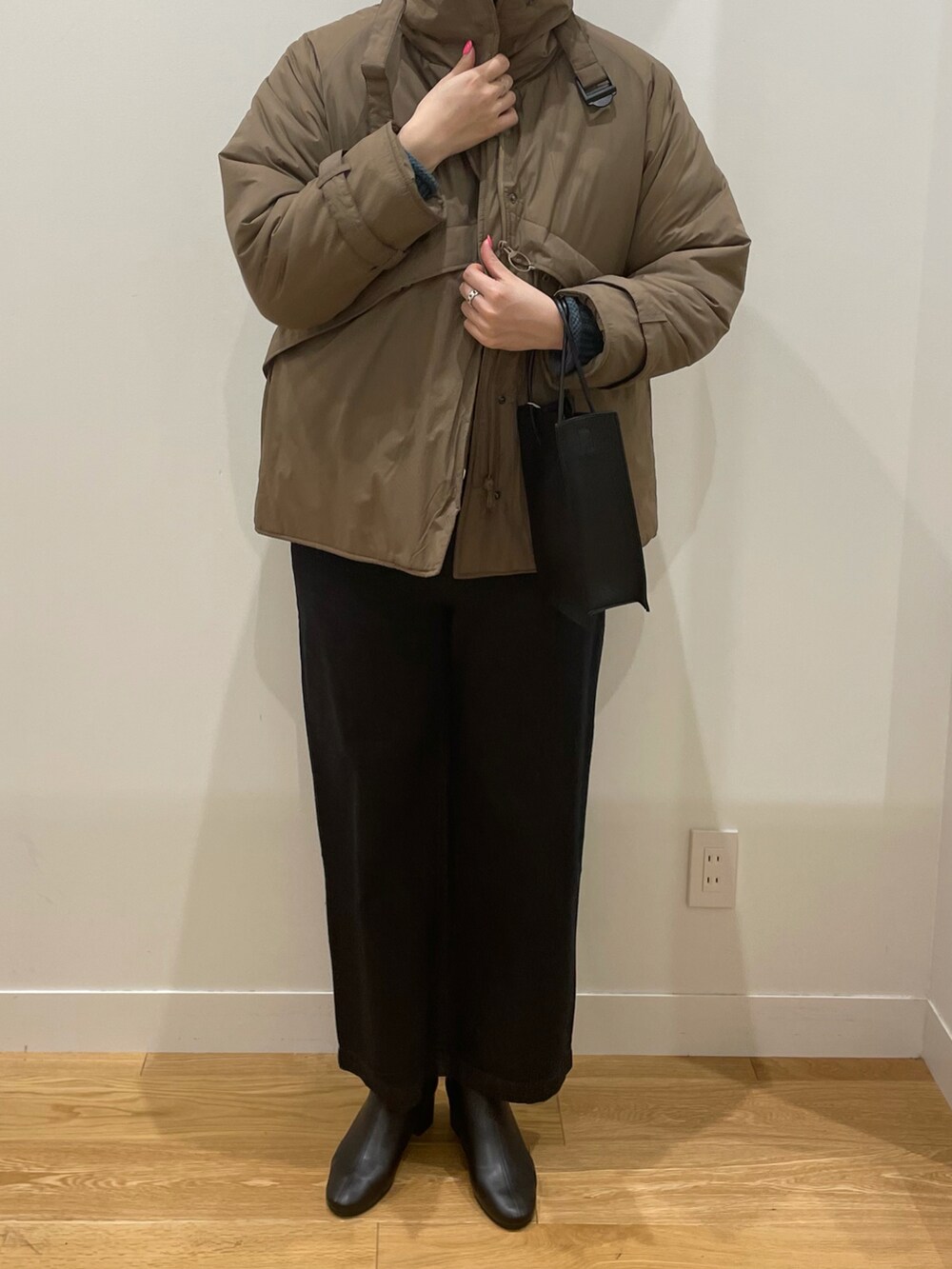 ベージュ系のダウンジャケット/コート、ホワイト系のシャツ/ブラウス、ブルー系のニット/セーターを着用したレディースの秋コーディネートの3枚目の写真