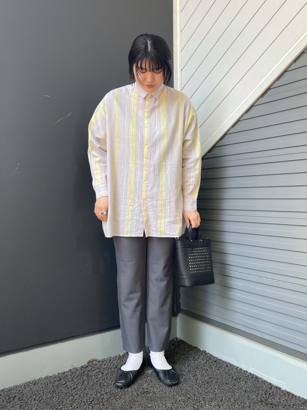 グレー系のその他パンツ、パープル系のシャツ/ブラウス、ブラック系のショルダーバッグを着用したレディースの春コーディネートの2枚目の写真