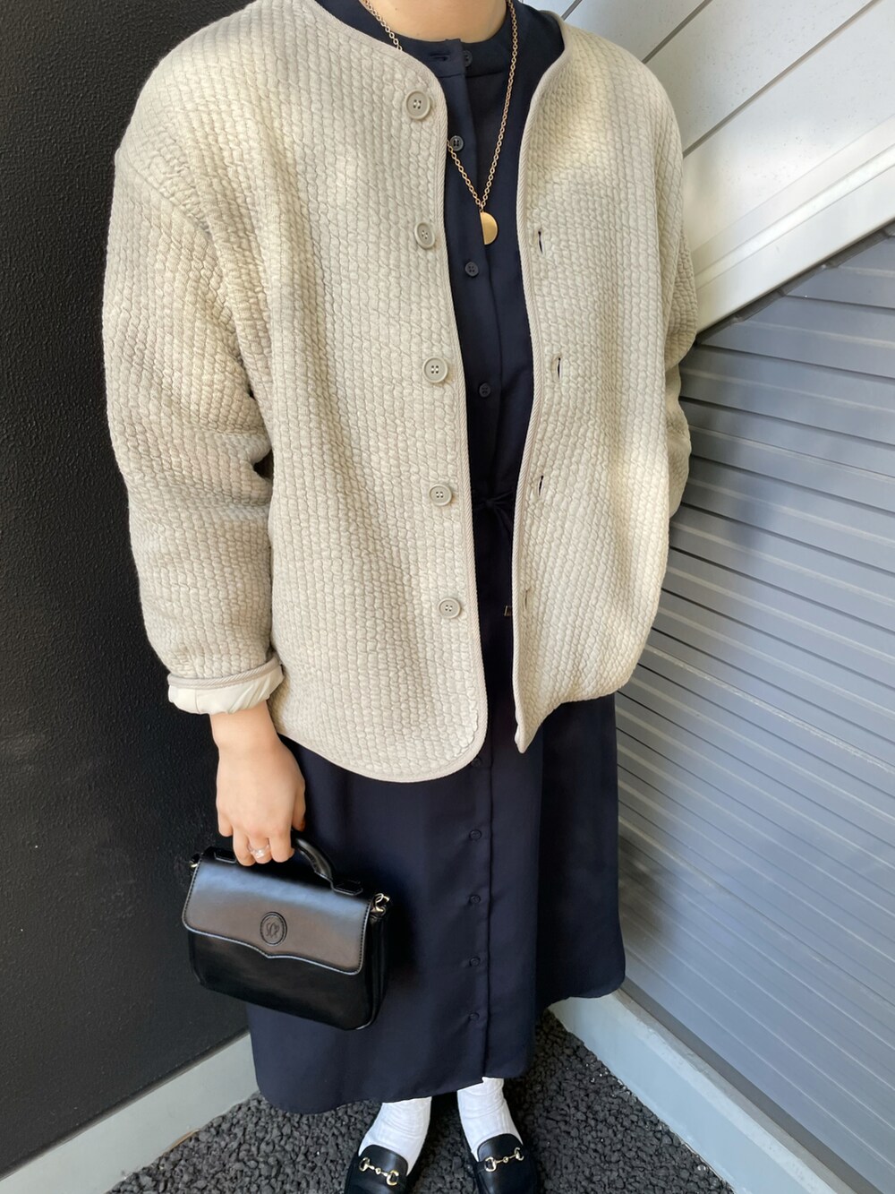 グレー系のノーカラージャケット、ブラック系のローファーを着用したレディースの冬コーディネートの3枚目の写真