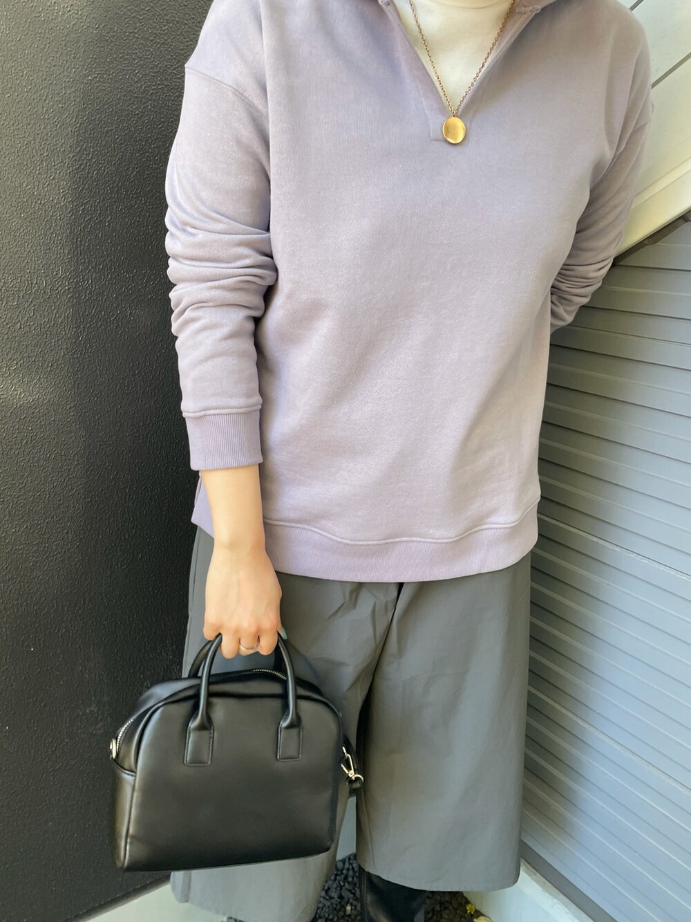 パープル系のパーカー、ホワイト系のTシャツ/カットソー、ブラック系のボストンバッグを着用したレディースの冬コーディネートの3枚目の写真