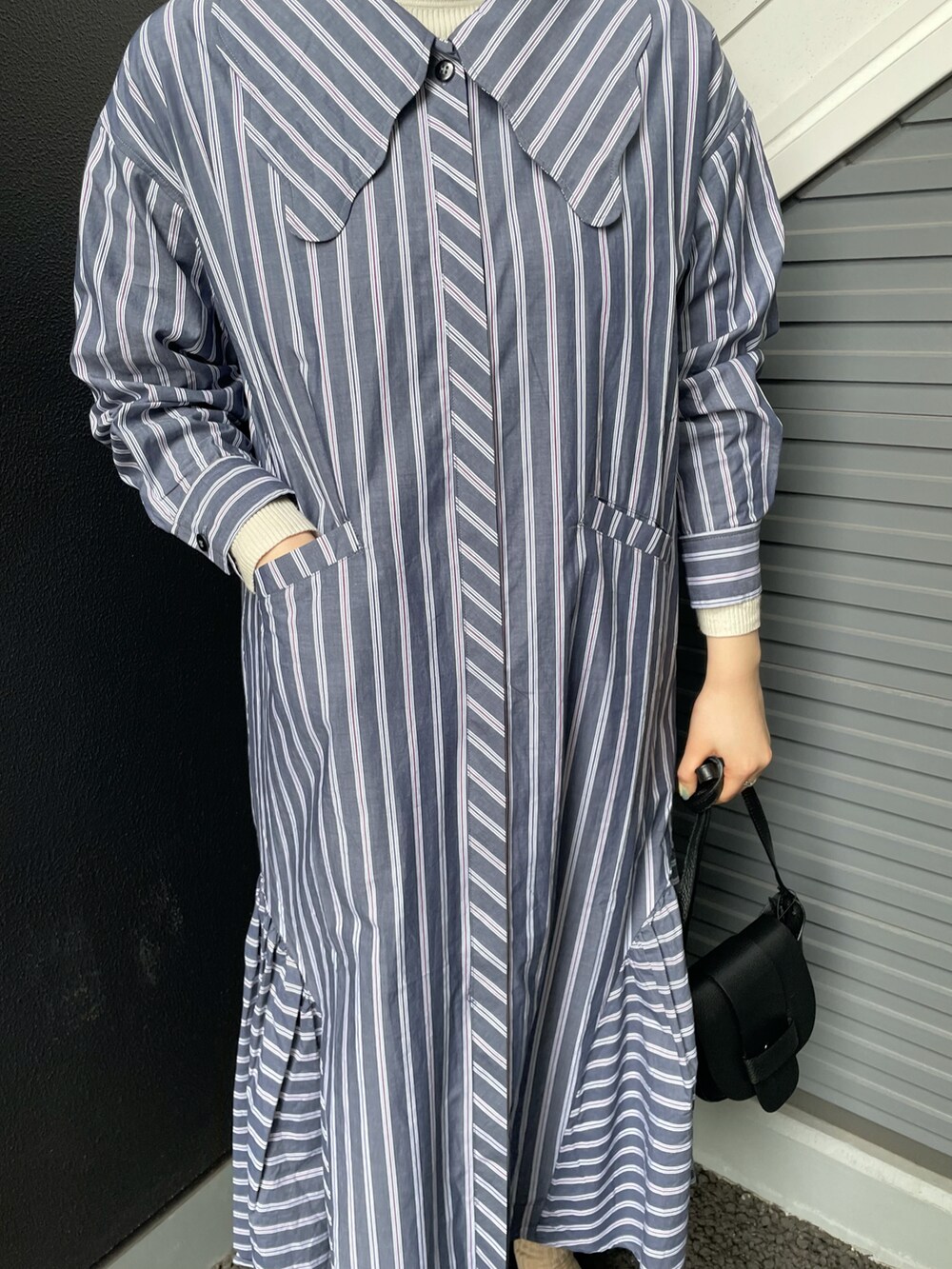 ブラック系のローファー、ブラック系のショルダーバッグ、ブルー系のワンピースを着用したレディースの冬コーディネートの3枚目の写真