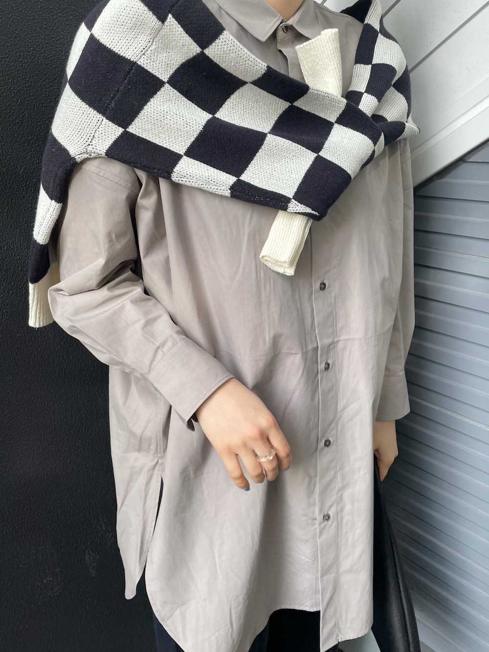 ブルー系のカーディガン/ボレロ、ベージュ系のシャツ/ブラウス、ブラック系のトートバッグを着用したレディースの冬コーディネートの3枚目の写真